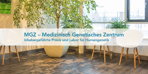 Heller Wartebereich, darauf der Schriftzug MGZ - Medizinisch Genetisches Zentrum München, Inhabergeführte Praxis und Labor